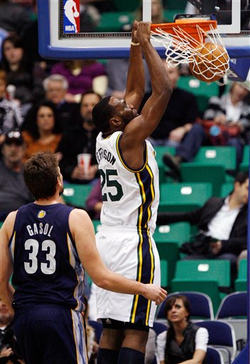 Utah Jazz center Al Jefferson (25) dunks the 
ball on a fast break as Memphis Grizzlies 
center Marc Gasol (33) looks on. (AP 
Photo/Steve C. Wilson)