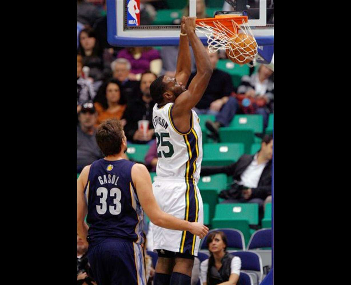 Utah Jazz center Al Jefferson (25) dunks the
ball on a fast break as Memphis Grizzlies
center Marc Gasol (33) looks on. (AP
Photo/Steve C. Wilson)