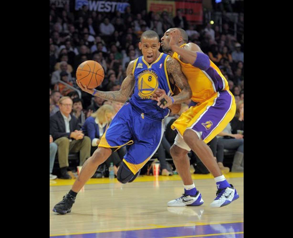 Golden State Warriors shooting guard Monta
Ellis, left, powers by Los Angeles Lakers
shooting guard Kobe Bryant. (AP Photo/Mark J.
Terrill)