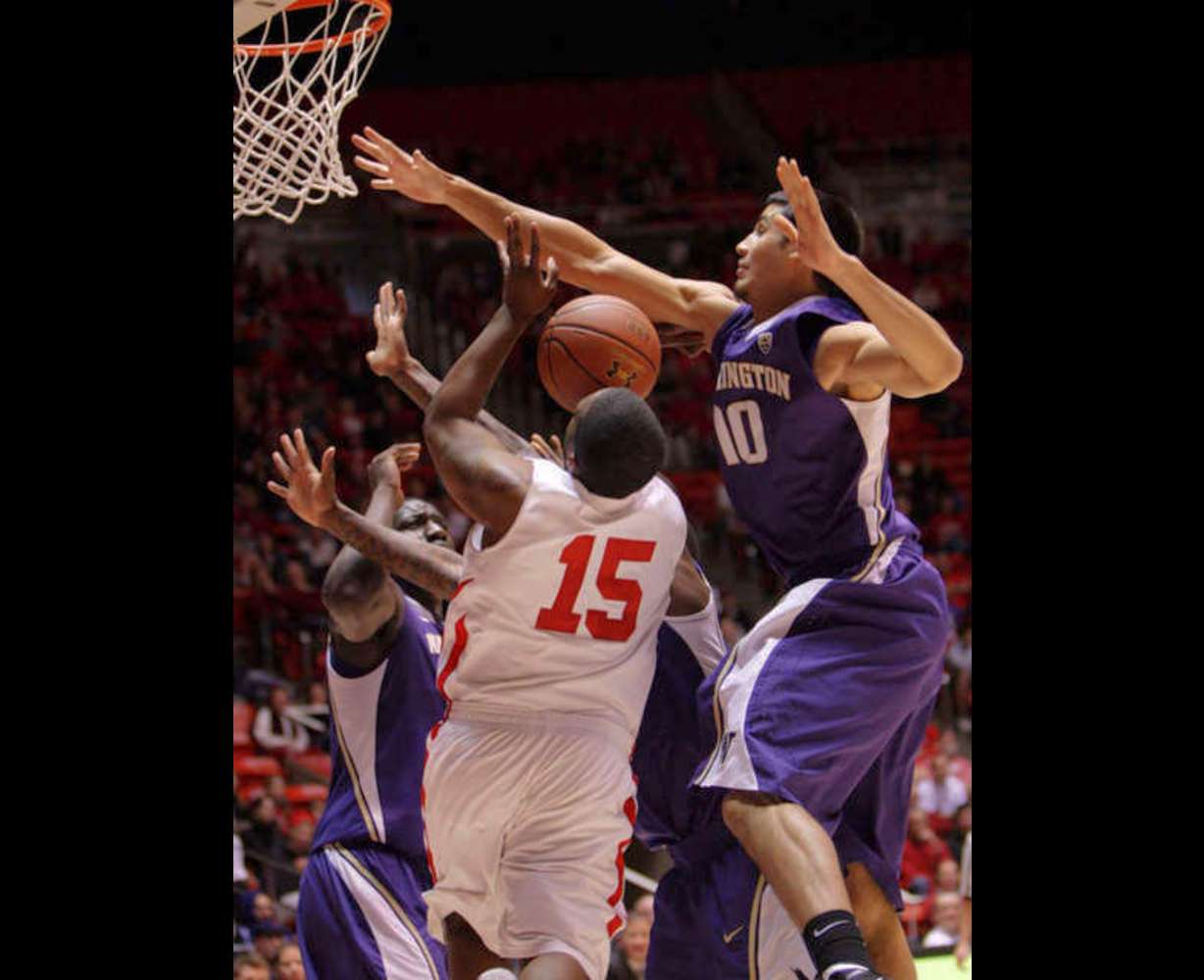 Utah Utes guard Josh Watkins (15) has his shot
blocked by Washington Huskies forward Martin
Breunig (10). (Deseret News)
