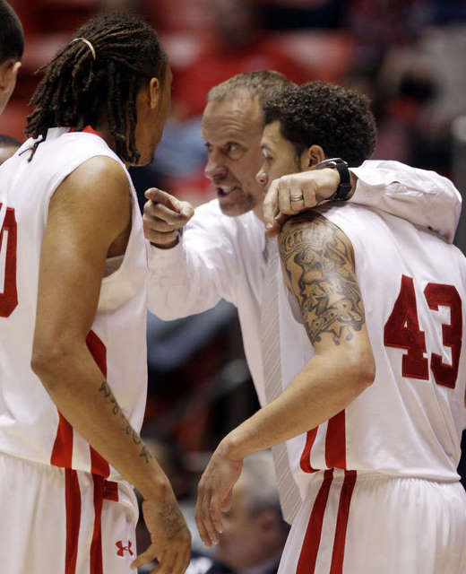 Utah Utes head coach Larry Krystkowiak talks 
with guard Cedric Martin (43) and forward Dijon 
Farr (10). (Deseret News)