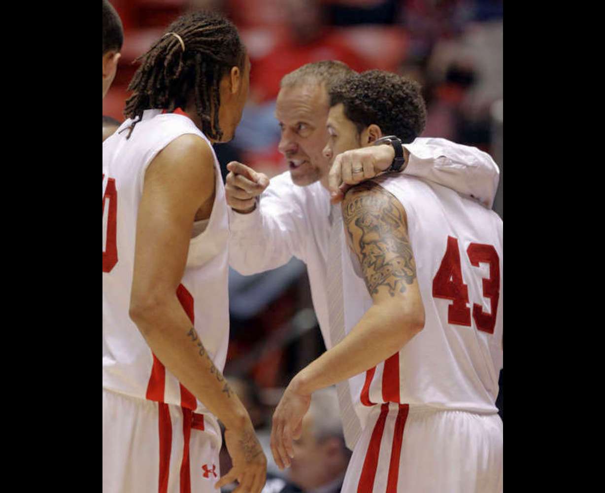 Utah Utes head coach Larry Krystkowiak talks
with guard Cedric Martin (43) and forward Dijon
Farr (10). (Deseret News)