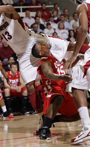 Utah guard Josh Watkins (15) collides with 
Stanford forward Josh Owens (13). Stanford 
defeated Utah 68-65. (AP Photo/Paul Sakuma)