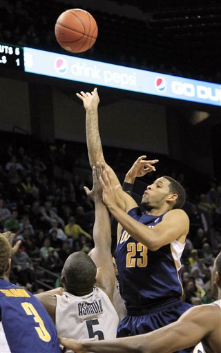 California guard Allen Crabbe, right, shoots 
over Oregon forward Olu Ashaolu. Crabbe scored 
26 points as California won 77-60. (AP 
Photo/Don Ryan)