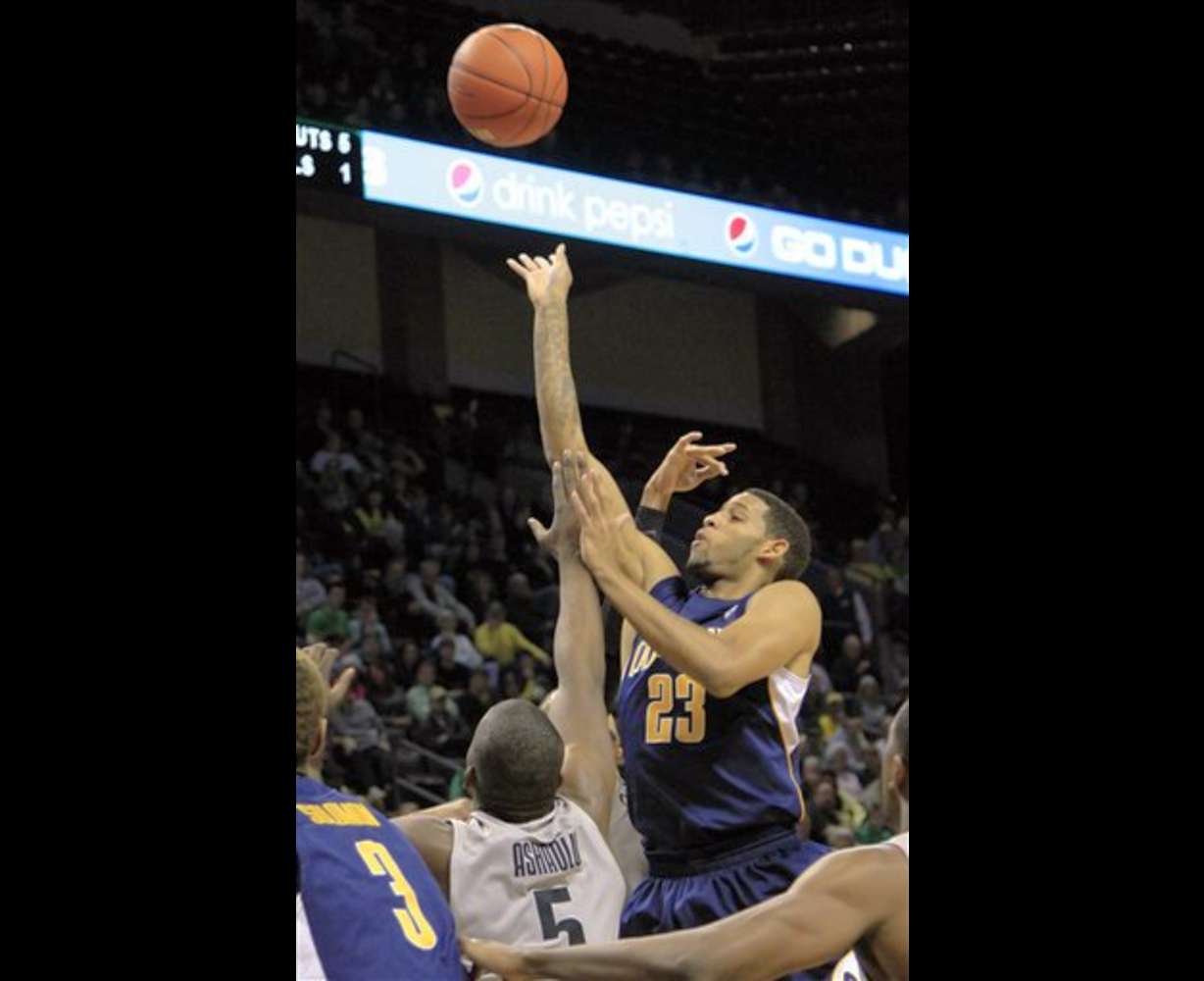 California guard Allen Crabbe, right, shoots
over Oregon forward Olu Ashaolu. Crabbe scored
26 points as California won 77-60. (AP
Photo/Don Ryan)