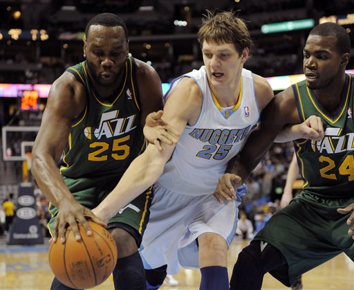 Utah Jazz center Al Jefferson (25), Denver 
Nuggets center Timofey Mozgov (25) and Paul 
Millsap (24) go after a loose ball. (AP 
Photo/Jack Dempsey)