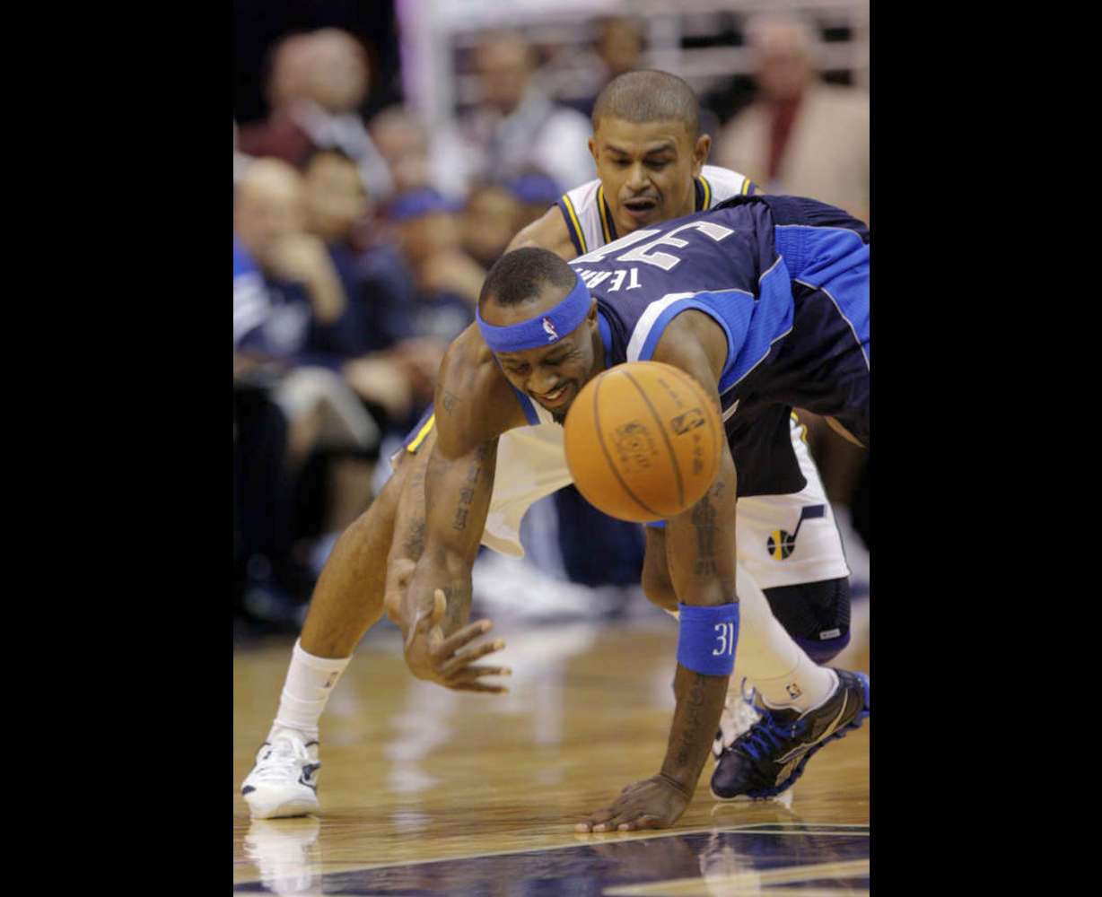 Utah Jazz point guard Earl Watson (11) steals the ball from Dallas Mavericks shooting guard Jason Terry (31) in Salt Lake City Thursday, Jan. 19, 2012. (Jeffrey D. Allred, Deseret News)