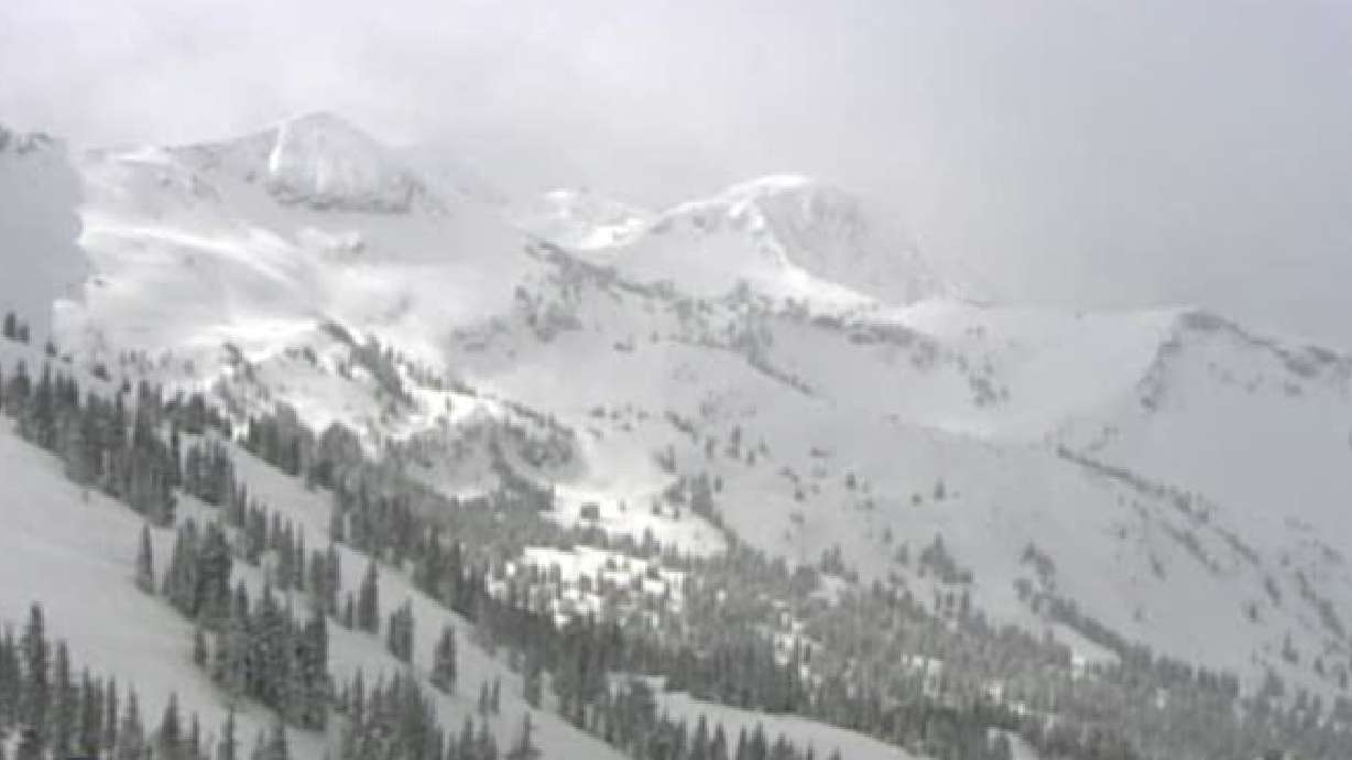 'Lucky' snowmobiler survives avalanche, forecaster says