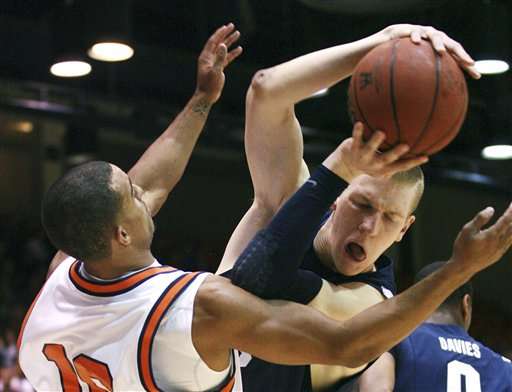 BYU's Nate Austin, right, battles for the ball
with Pepperdines's Joshua Lowery. (AP
Photo/Ringo H.W. Chiu)