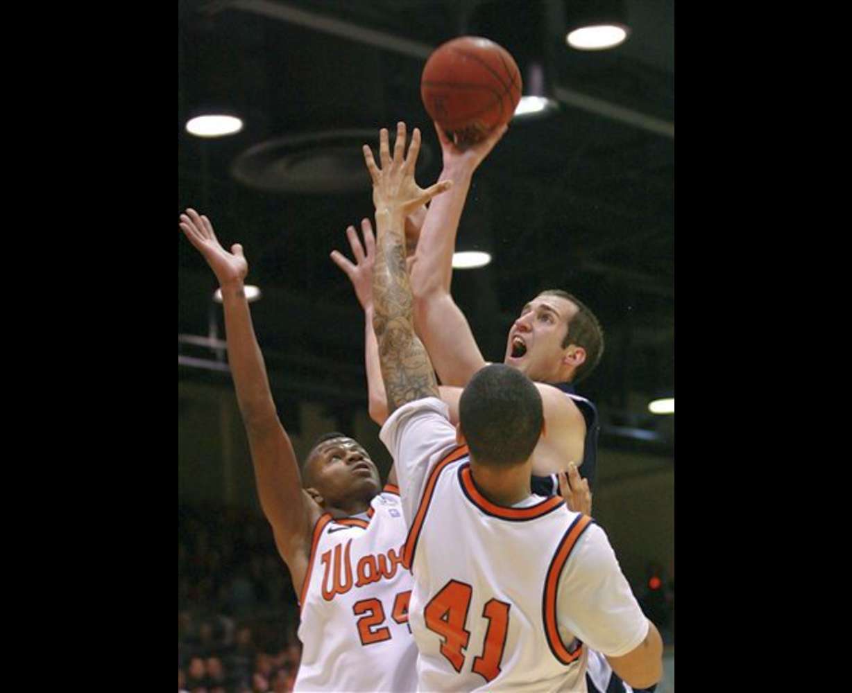 BYU's Noah Hartsock, center, shoots against
Pepperdine's Ramon Eaton (24) and Taylor Darby
(41). BYU won 77-64. (AP Photo/Ringo H.W. Chiu)
