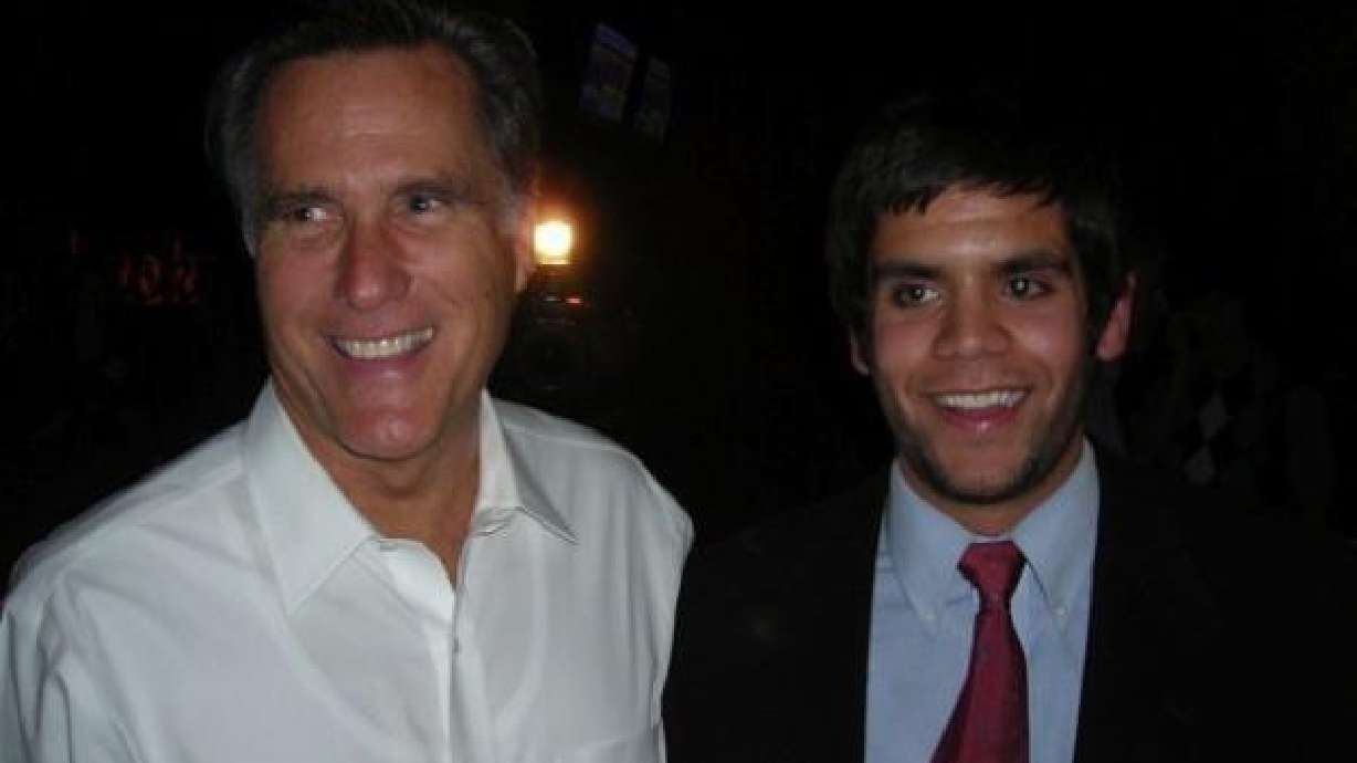 Romney photo creates Twitter buzz about LDS undergarments