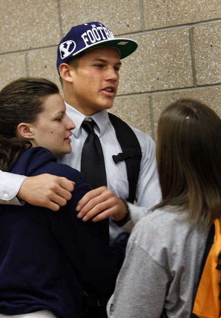 Micah Hannemann chats with well-wishers after 
signing his letter of intent at Lone Peak High 
School. Hannemann will be playing football at 
BYU. (Deseret News)
