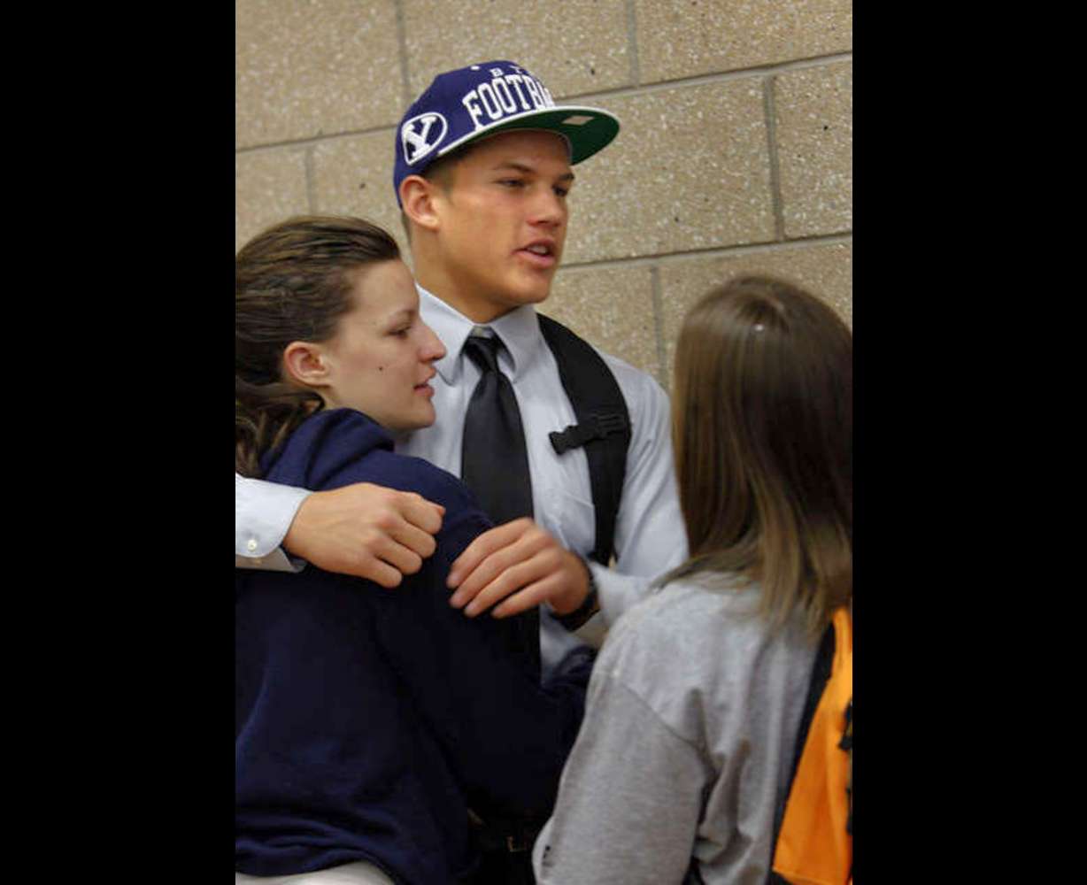 Micah Hannemann chats with well-wishers after
signing his letter of intent at Lone Peak High
School. Hannemann will be playing football at
BYU. (Deseret News)
