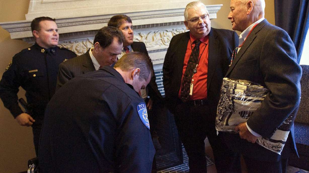 Lawmakers honor fallen heroes, encourage donations to fund