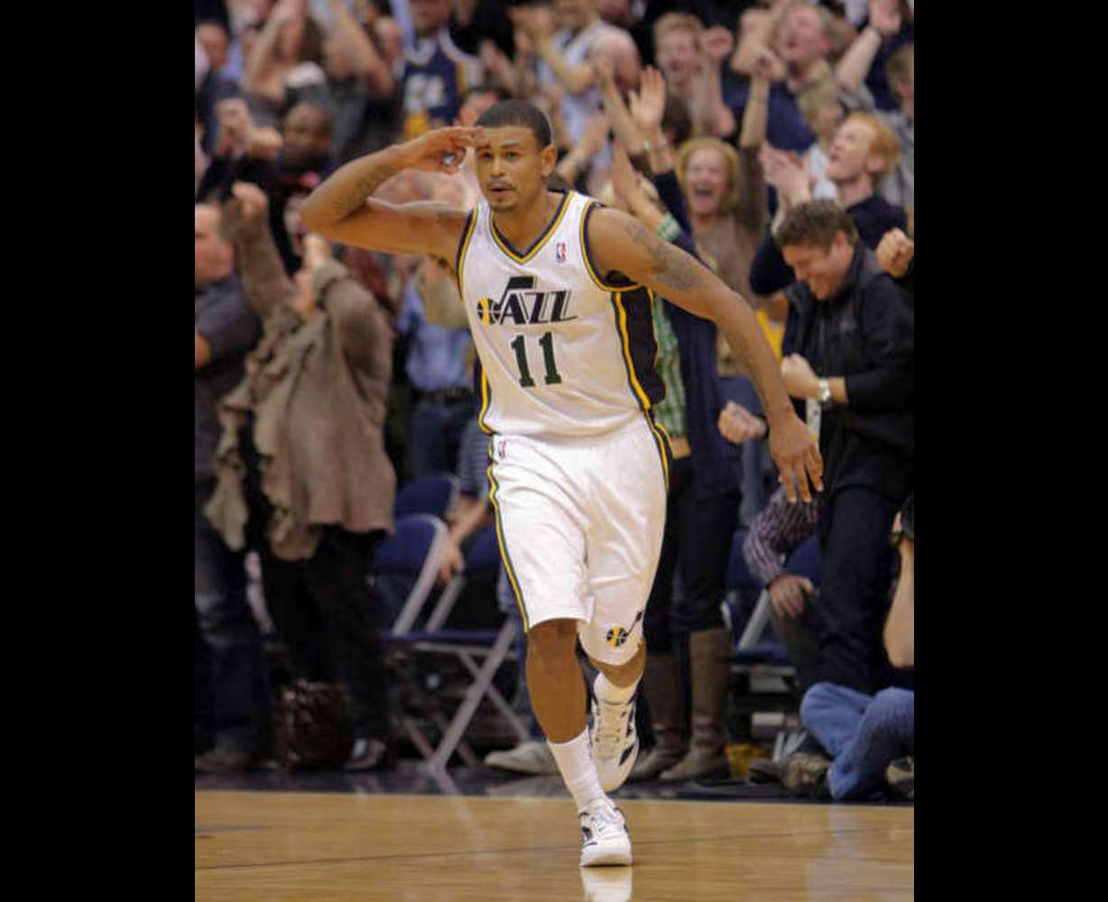 Utah Jazz point guard Earl Watson (11) salutes
the crowd after sealing the Jazz victory with a
3-pointer against the Lakers. (Deseret News)