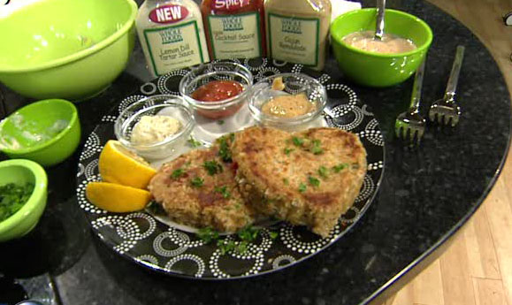 Heart-shaped crab cakes with a spicy sauce 