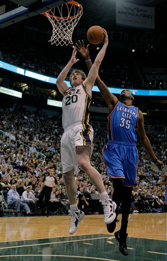 Utah Jazz forward Gordon Hayward (20) is fouled 
by Oklahoma City Thunder forward Kevin Durant 
(35). The Thunder beat the Jazz 101-87. (AP 
Photo/Steve C. Wilson)