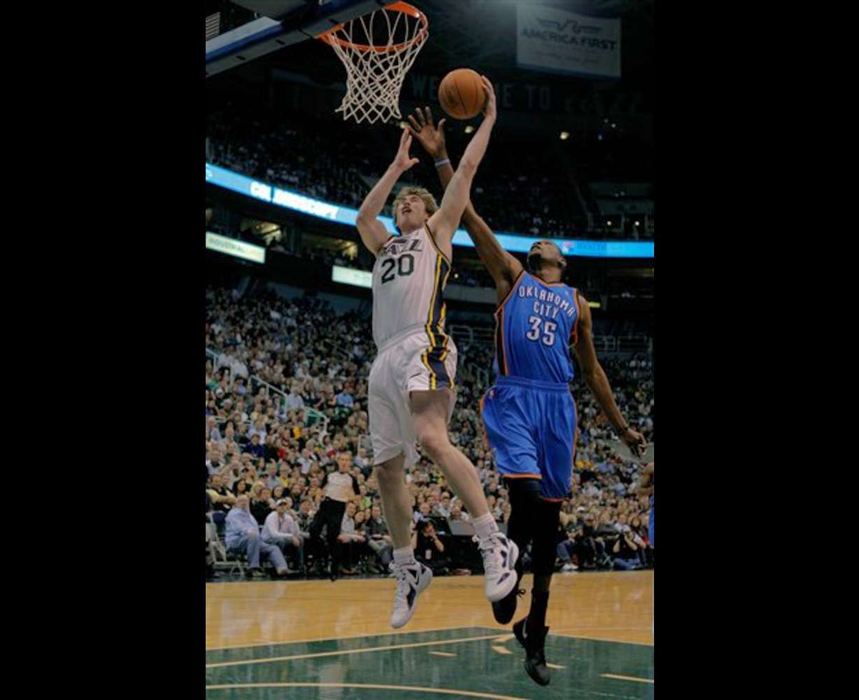 Utah Jazz forward Gordon Hayward (20) is fouled
by Oklahoma City Thunder forward Kevin Durant
(35). The Thunder beat the Jazz 101-87. (AP
Photo/Steve C. Wilson)