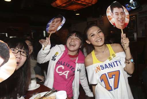 Fans of Jeremy Lin watch him play at a local
sports bar in Taipei, Taiwan. (AP Photo/Chiang
Ying-ying)