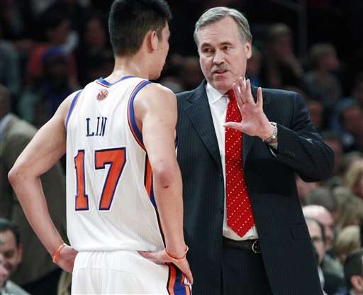 New York Knicks head coach Mike D'Antoni talks
to Jeremy Lin. (AP Photo/Frank Franklin II)