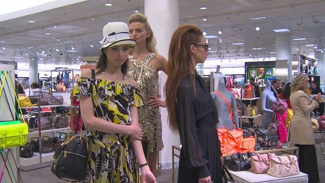 Nordstrom's pre-opening celebration Tuesday
night included live mannequins modeling the
store's clothing.