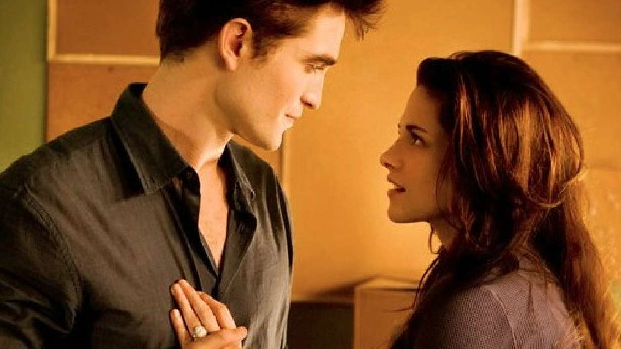 'Twilight' tries to stay relevant in face of 'Hunger Games' threat