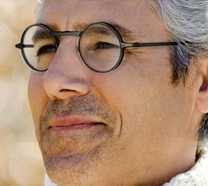 Adjustable eyeglasses focus like camera lenses