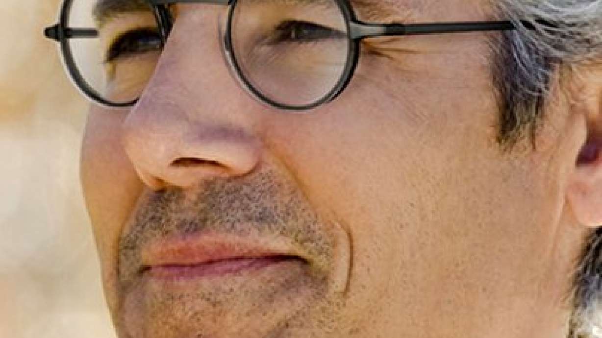 Adjustable eyeglasses focus like camera lenses