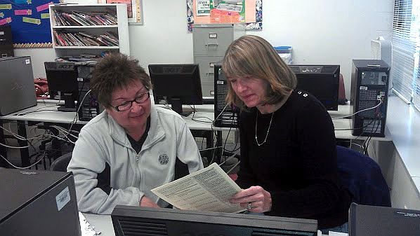 Margarita Garcia of Taylorsville gets help with
her taxes from Holly Morham at the Redwood
Community Center VITA site.