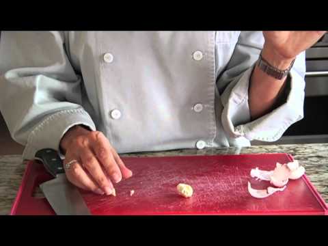 Get the Garlic or Onion Smell Off Your Hands by Rubbing Them With a Spoon [Video]