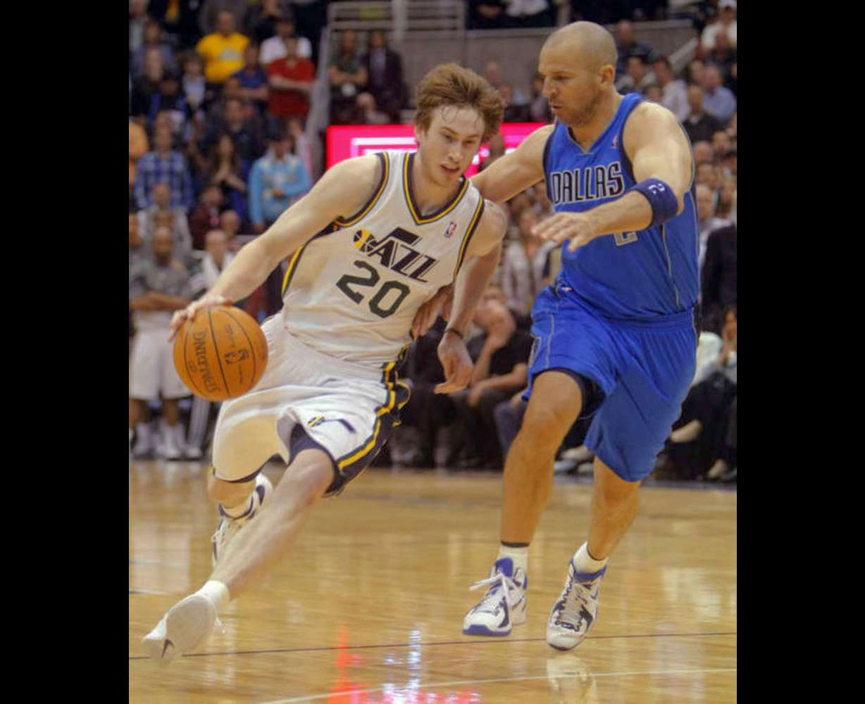 Utah Jazz guard Gordon Hayward (20) drives on
Dallas Mavericks guard Jason Kidd (2). (Scott
G. Winterton/Deseret News)