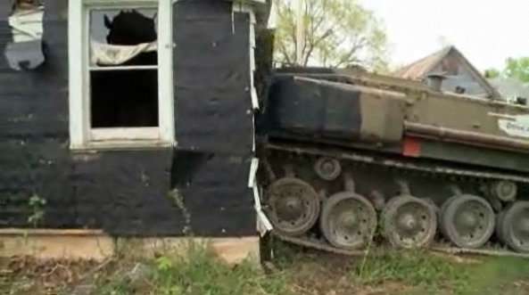 VIDEO: Tank used to demolish home