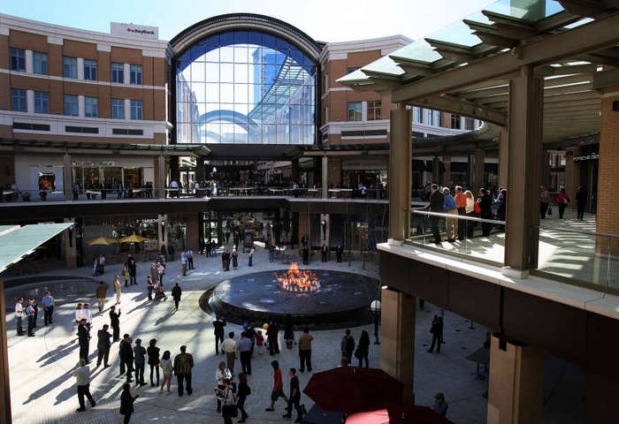 Shoppers enjoy a fountain called Transcend that 
shoots water at the City Creek Center. (Ravell 
Call/Deseret News)