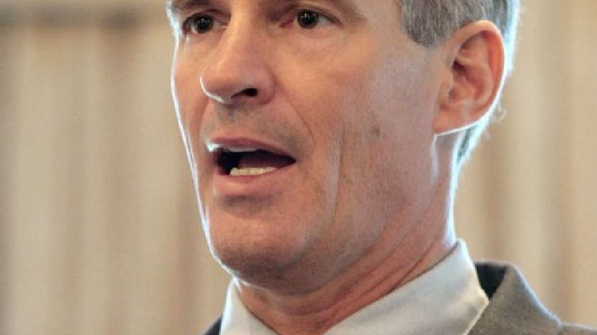 Sen. exaggerates half-court shot, and Iowa GOP fears Ron Paul victory