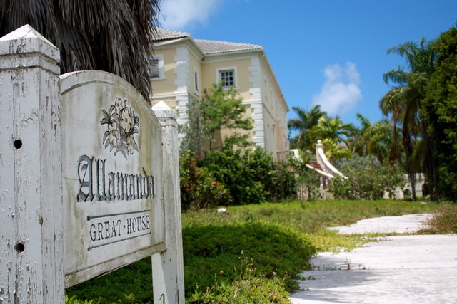 Plagued by rumors of hauntings, the Allamanda 
Hotel now lies desolate and abandoned. (Photo: 
Grant Olsen)