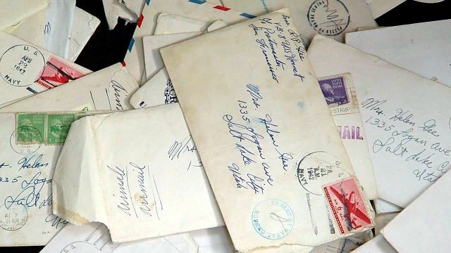 The letters span over decades and give hints at Gee's feelings on war, love and many other topics.