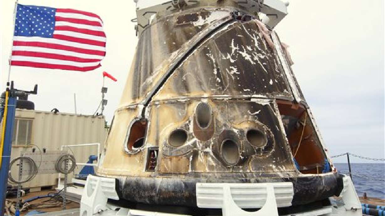 Watch the SpaceX Dragon splash down