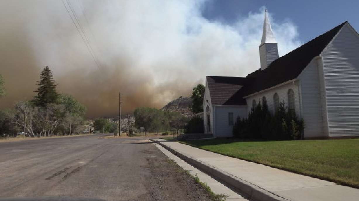 Southern Utah wildfires continue to burn, 1 nears containment