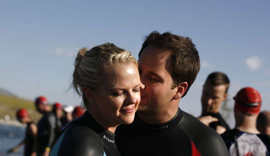 Shannon Beasley gets a kiss from her fiance,
Colby Beal, before competing in the Daybreak
Triathlon in South Jordan