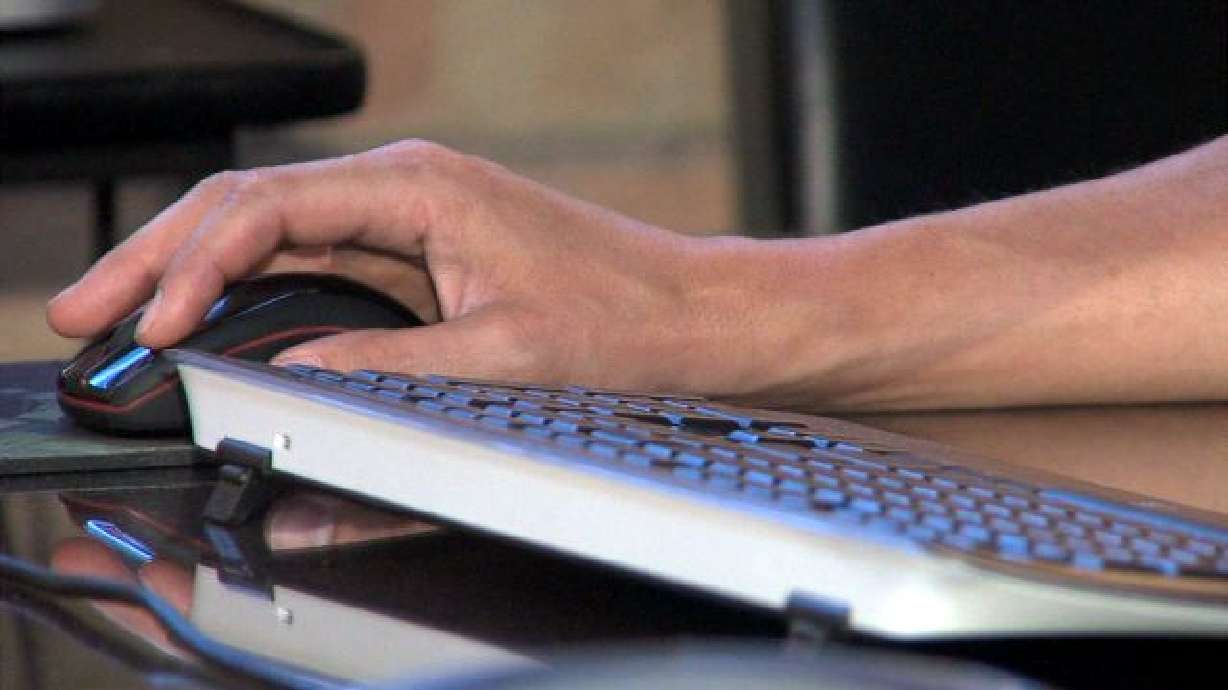 Malware attack hits thousands of Yahoo users