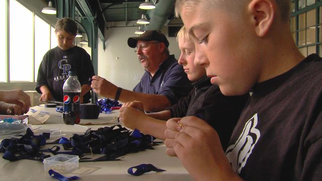Volunteers gather to create tribute for fallen trooper