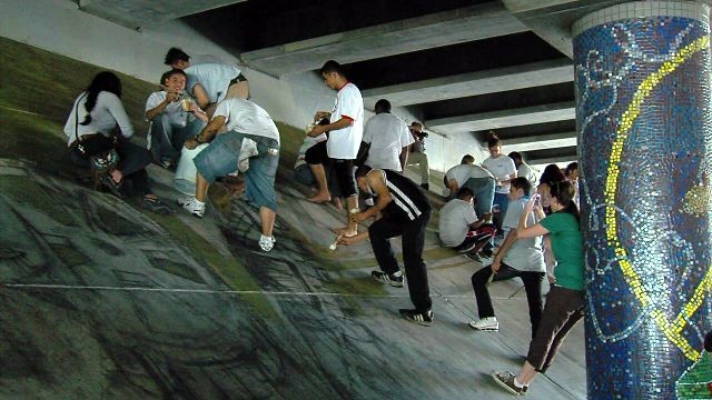 US and Iraqi teens break down barriers, paint bridges