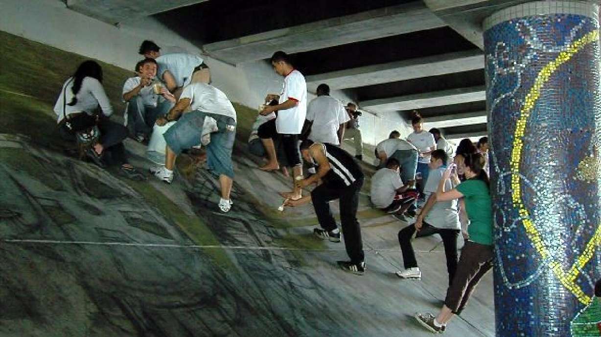 US and Iraqi teens break down barriers, paint bridges