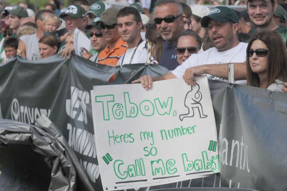 Cuban pole vaulter's pole snaps mid-vault and McKayla Maroney does the Dougie