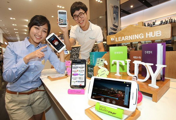 Samsung unveils Galaxy Player 5.8, pockets everywhere brace for impact