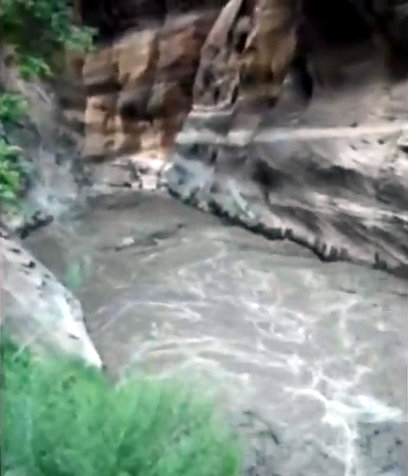 Flash flood leaves hikers stranded in Zion overnight