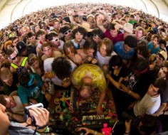 App Synchronizes All The Phones At A Concert For A Light And Sound Show