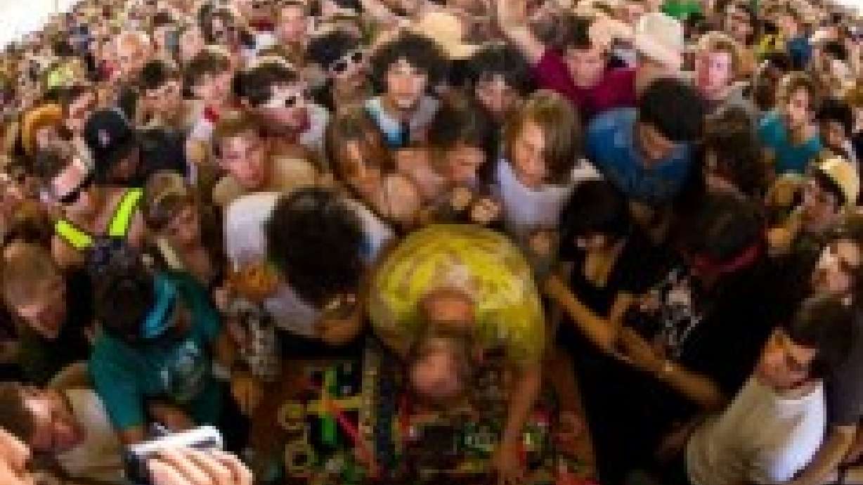 App Synchronizes All The Phones At A Concert For A Light And Sound Show