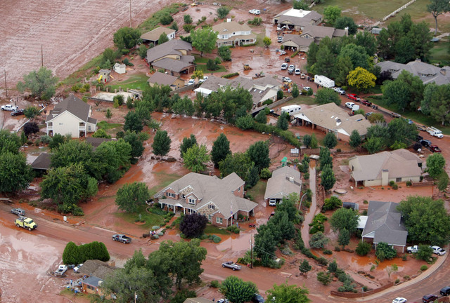 Residents in Santa Clara work to clean up after flood waters broke the dike Tuesday, Sept. 11, 2012. (Photo: Scott G Winterton, Deseret News)