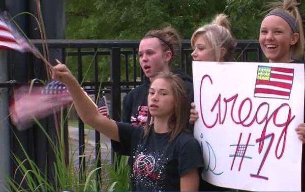 Champion wrestler gets hero's welcome home